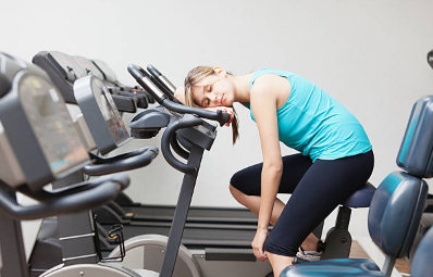 Chica que no se esfuerza en el gimnasio